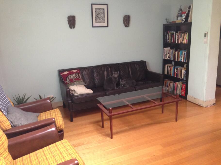 Loungeroom.