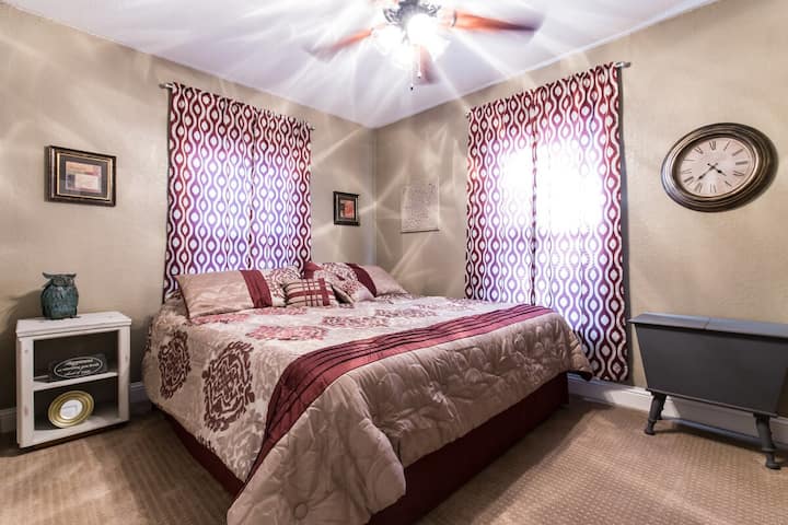 Este es nuestro dormitorio tamaño king. Una nueva cama tamaño king con la parte superior acolchada con sábanas y almohadas nuevas hace que este dormitorio sea un sueño.