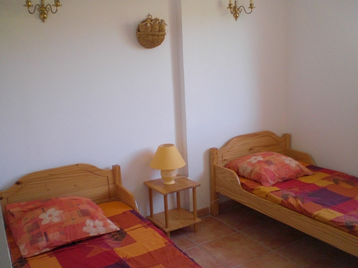 غرفة نوم ثانية في الطابق السفلي