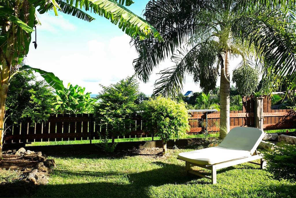 Bain de soleil dans le jardin