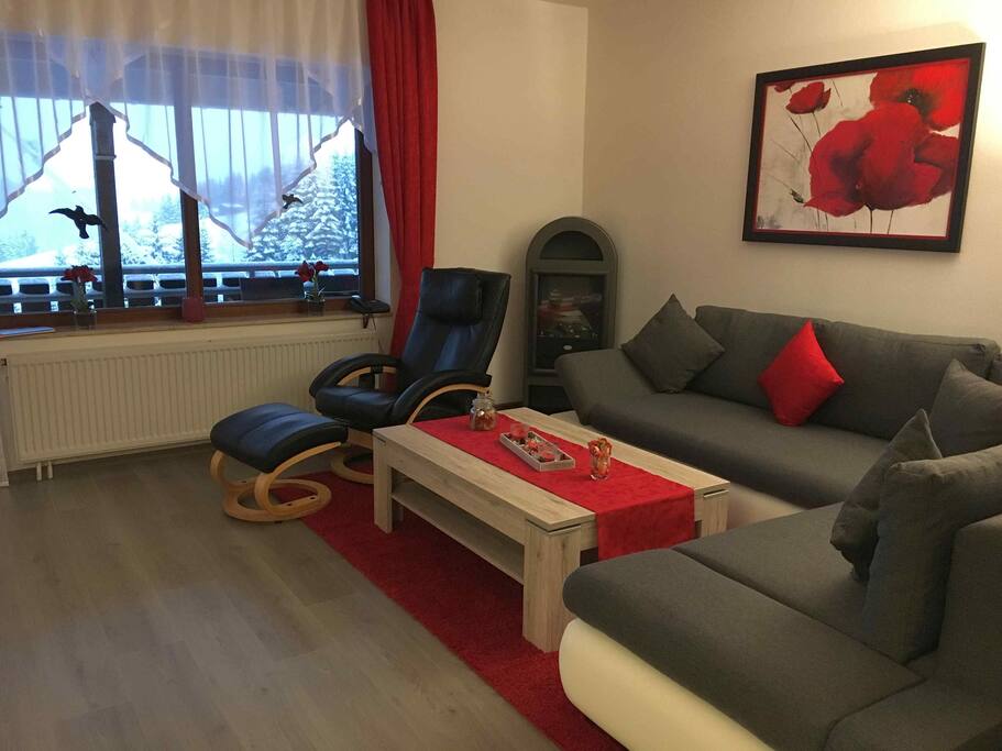 Sitzecke mit el. Kamin im Wohnzimmer im UG