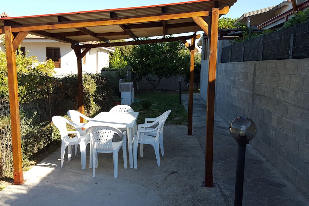 Dopo cancello di ingresso si può vedere il comodissimo gazebo in legno e sul giardino il barbecue in muratura per fantastiche grigliate!