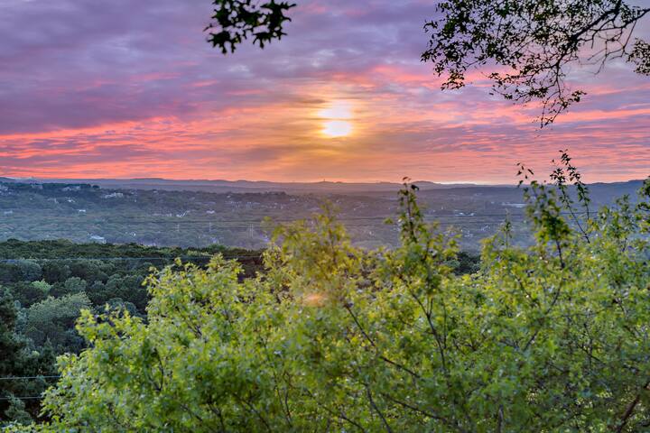 Luxury Retreat/ Minutes from Downtown/Heated Pool gallery image 2