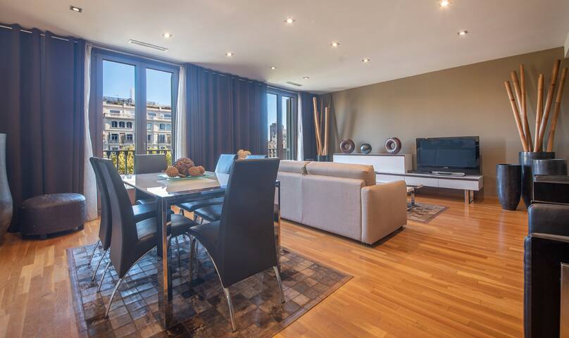 Paseo de Gracia Suite 1, modern, spacious and cozy gallery image 2