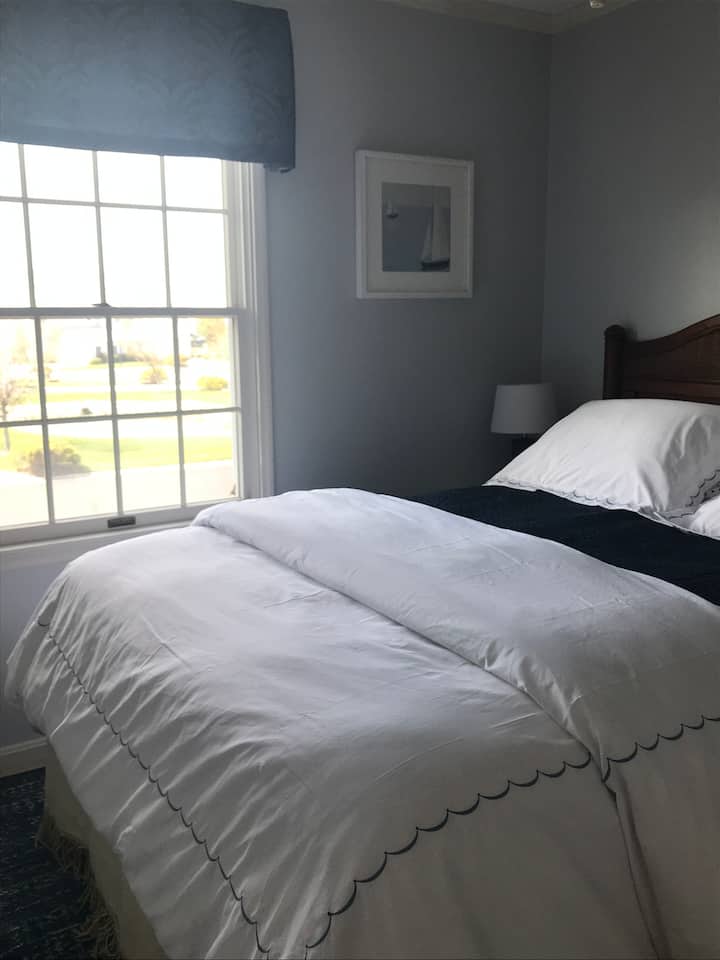 Manželská posteľ v druhej spálni s plyšovým matracom a útulnou prikrývkou.