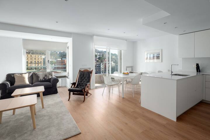 Bright apartment with A/C, parking optional gallery image 3