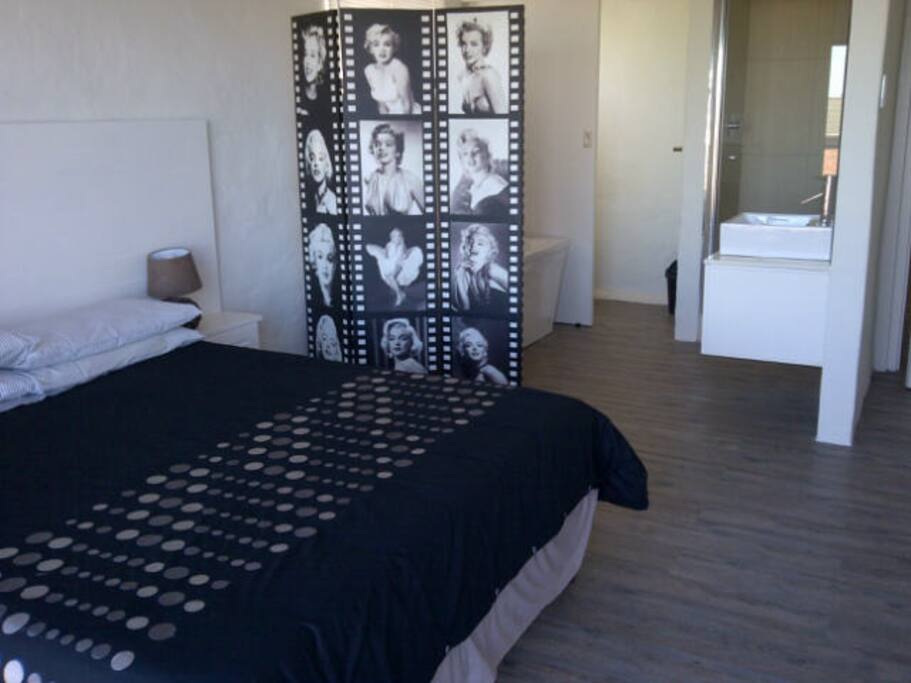 Upstairs: Main bedroom, qn bed,en suite