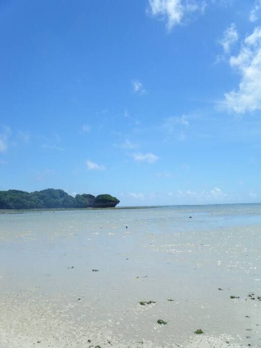 目の前の海、潮が引くと写真にある無人島まで歩いていけます