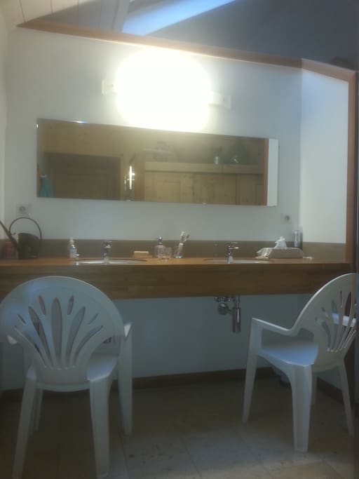 Salle de bain avec douche
