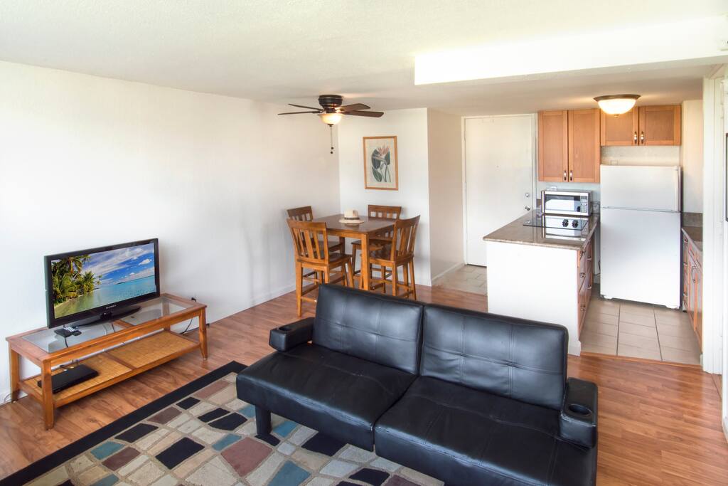 Couch,Furniture,Dining Table,Table,Chair