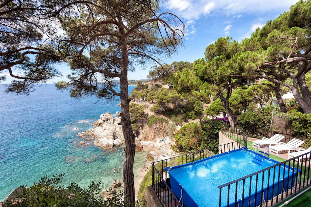 Swimming Pool, beach and the amazing view in Costa Brava
