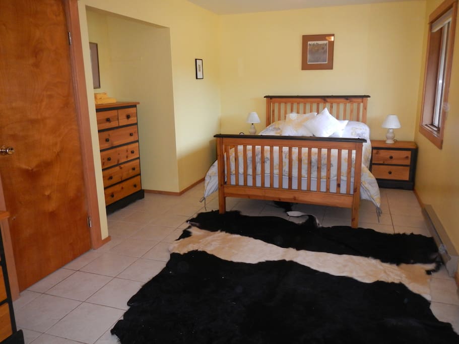 bedroom with Beltie rug