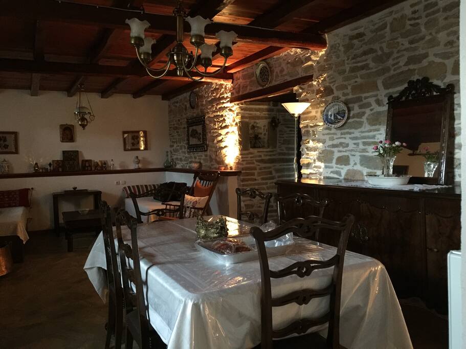 Σαλόνι κάτω