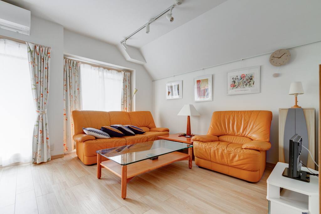 Renovated private cozy room/美丽房间空间很大
