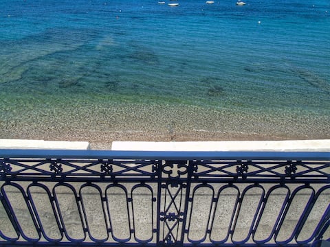 Top performing Airbnb: 19th Century Traditional Seafront Mansion in Δήμος Σπετσών
