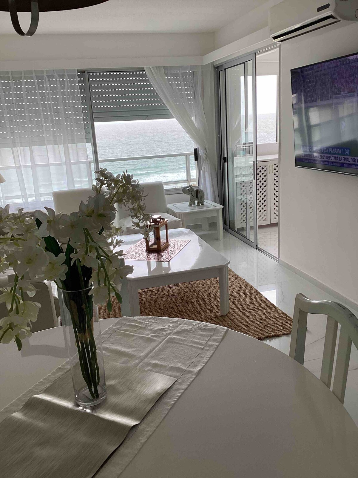 Popular Airbnb listing: By the sea, 2 bedrooms, 4 beds, garage, wifi, cable in Pinares   Las Delicias