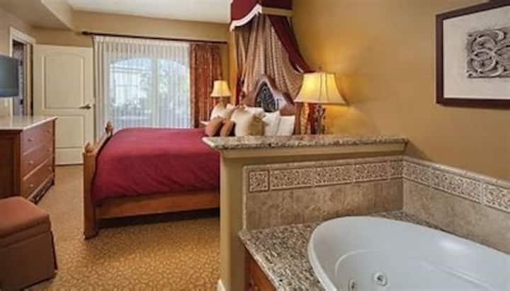 Unutrašnjost je preuređena, ali i dalje uključuje bračni krevet (širine 180 – 220 cm), TV i veliku masažnu kadu, a iz spavaće sobe možete izaći na privatni balkon.