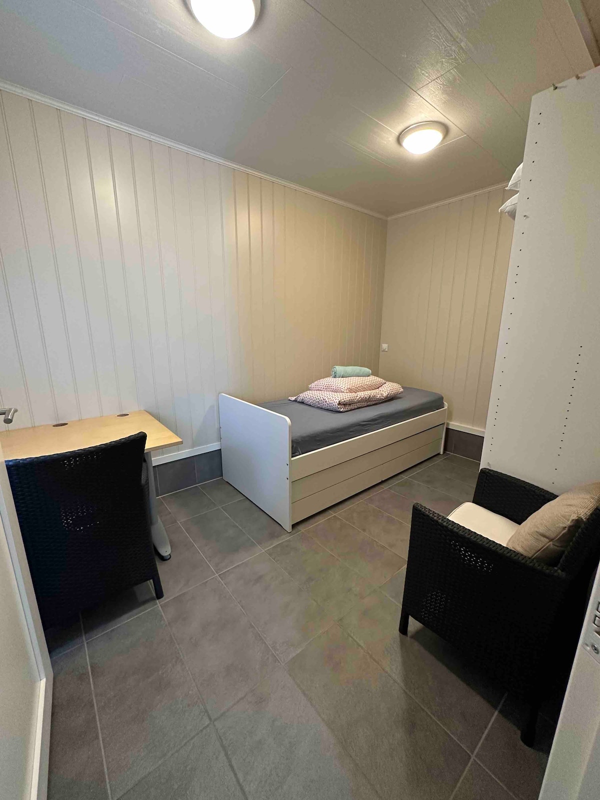 Slaapkamer op de eerste verdieping met bureau en uitschuifbed. 