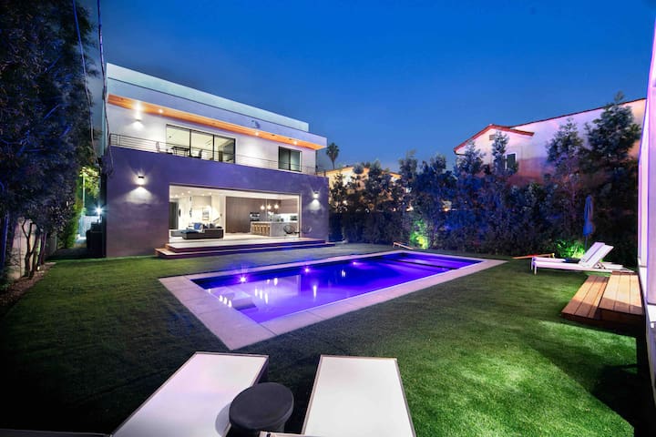 Lavish 4 Story Haven w/ Theater, Rooftop, & Suana