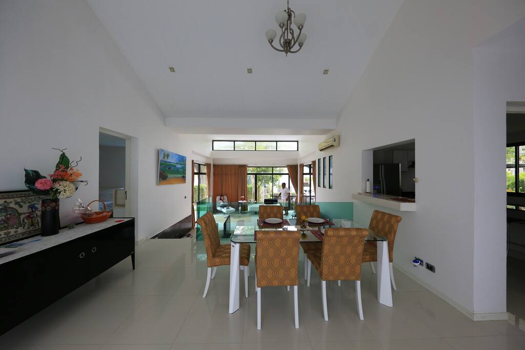 Dining room with seating for 6 persons, crockery and cutlery provided