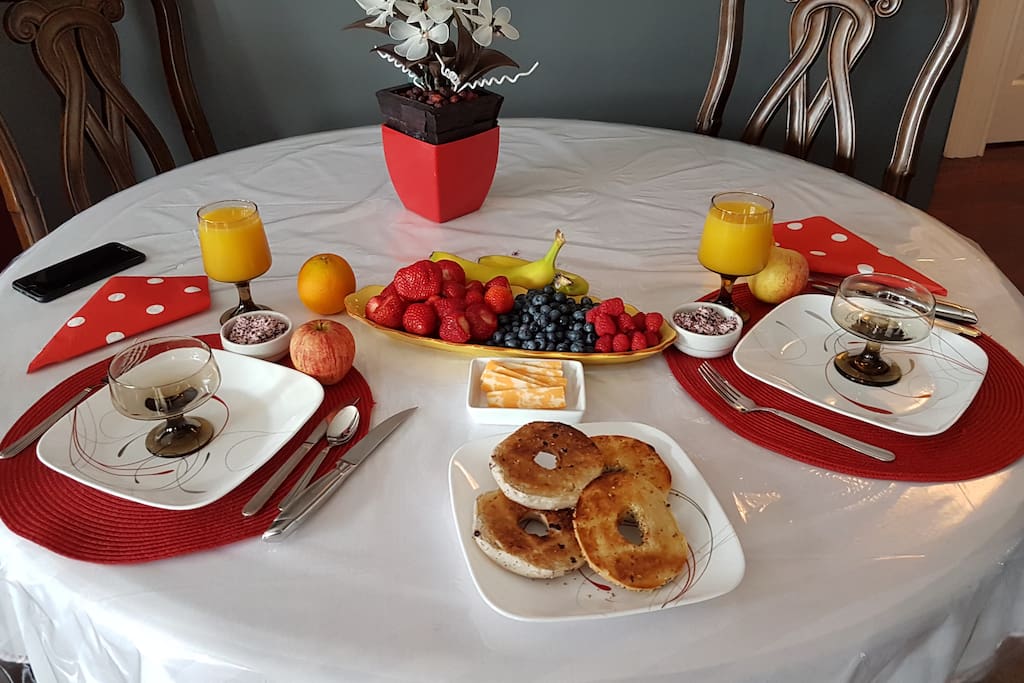 Guest has a choice.of Bagels or Croissants freshly baked in the morning with fresh fruit, strawberries, raspberries,black berries, blue berries, grapes, melon, banana,yougurt,orange juice,tea or coffee, also an assortment.of herbal teas, sliced cheese, cereal if requested. Bon eť petité :)