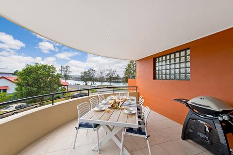Adrift at Dolphin Cove Apt 5 - riverfront, modern