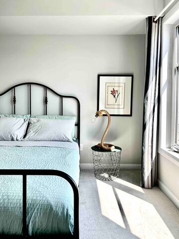 Stylish 4-Bedroom cozy House nearby Kanata Centrum gallery image 5