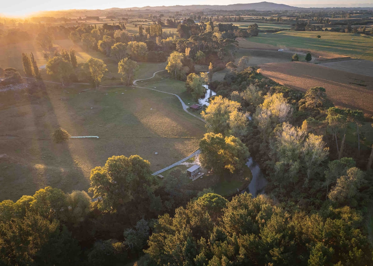 Te Waihou river at Lone Oak Eco Cabin in Okoroire