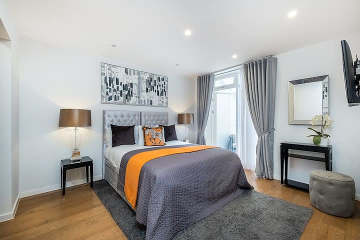 Luxury Two Bedroom in the Heart of Kensington