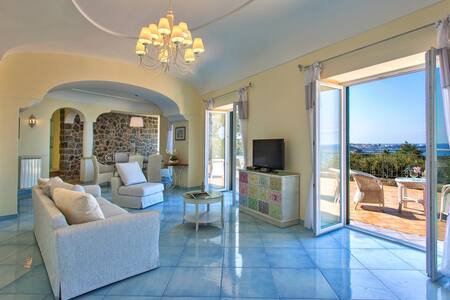 Serrara fontana sublets, short term rentals & rooms for rent ... Interni case coloniali capri