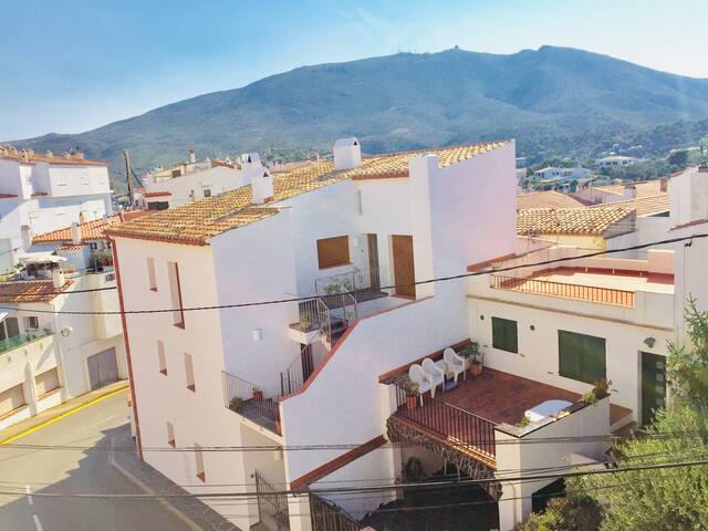 Stunning & Stylish Apartment In Cadaqués gallery image 4