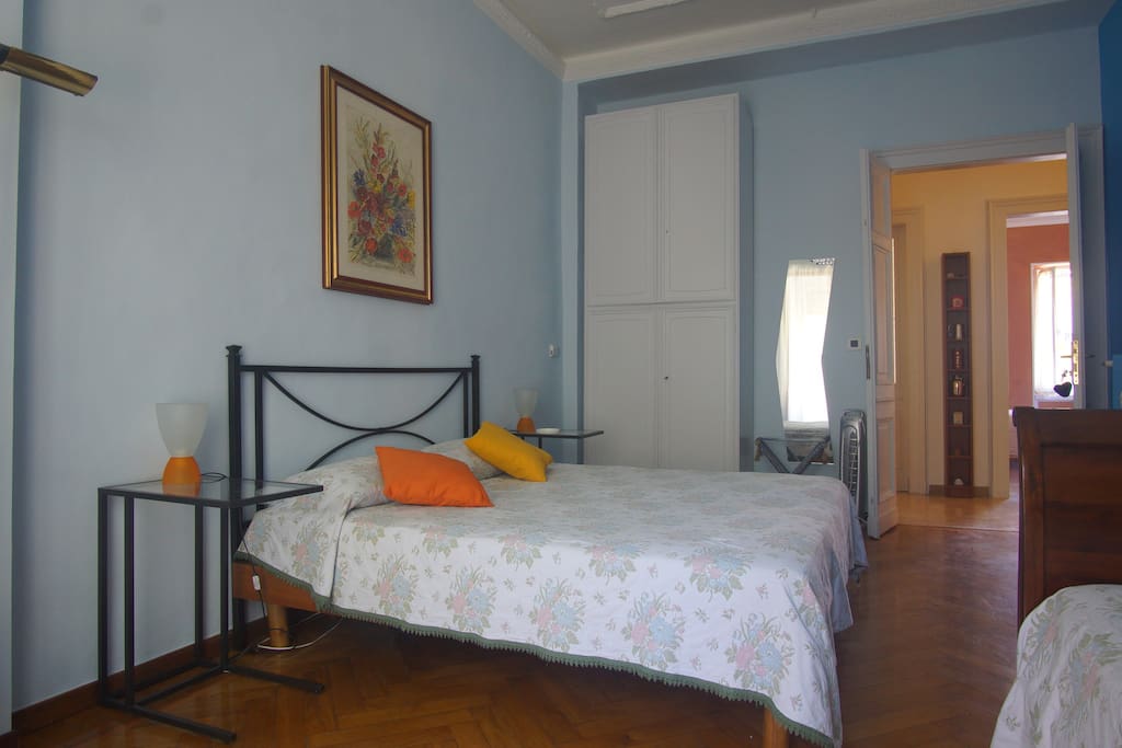 Letto matrimoniale camera blu
