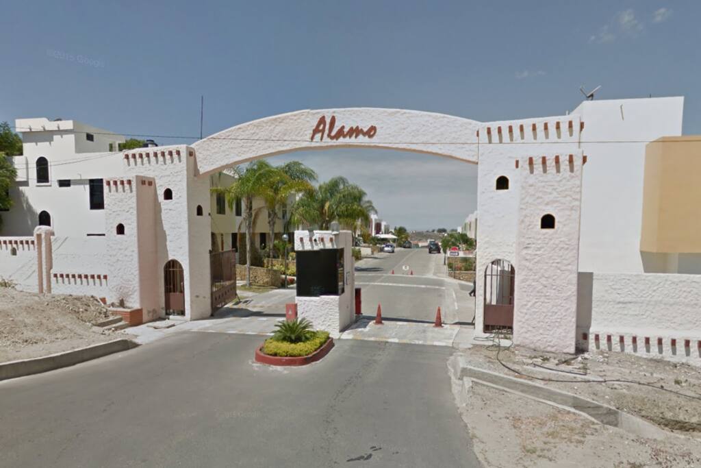 Entrada a la Urbanización