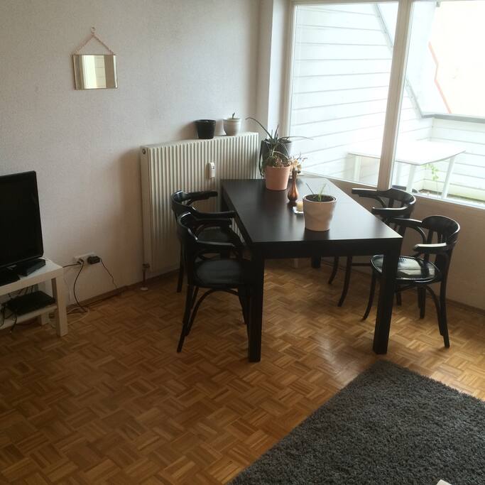 Esstisch und Blick auf Balkon