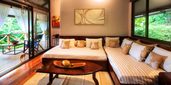 Villa Cacao. Sentado - área para dormir con vistas a la selva y al mar, decoración original.