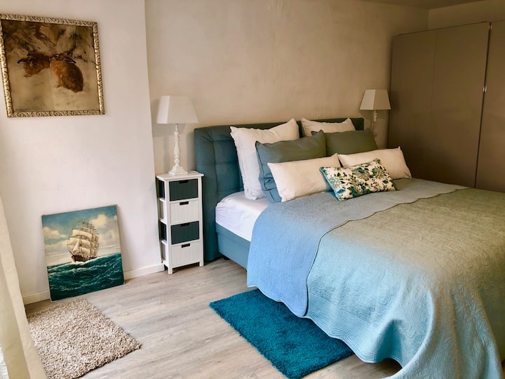 Нова спалня 1 с голямо пружинно легло на приземния етаж.