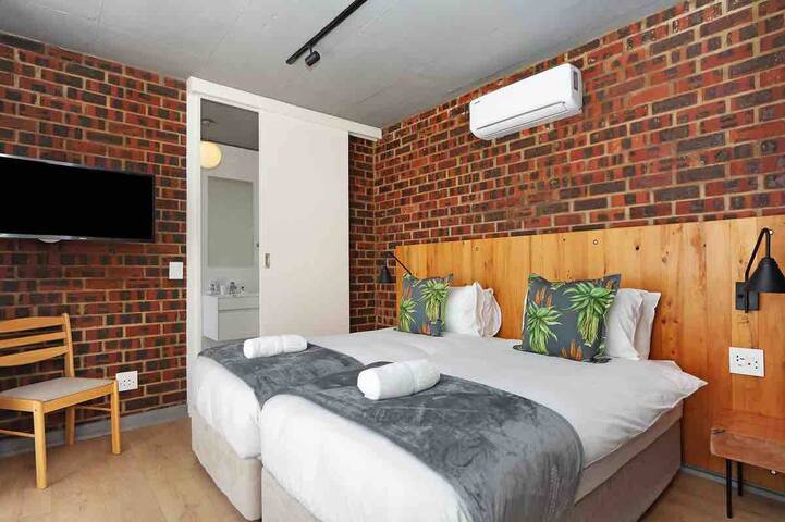 Luxury 4 bedroom en suite home & indoor fireplace. gallery image 4