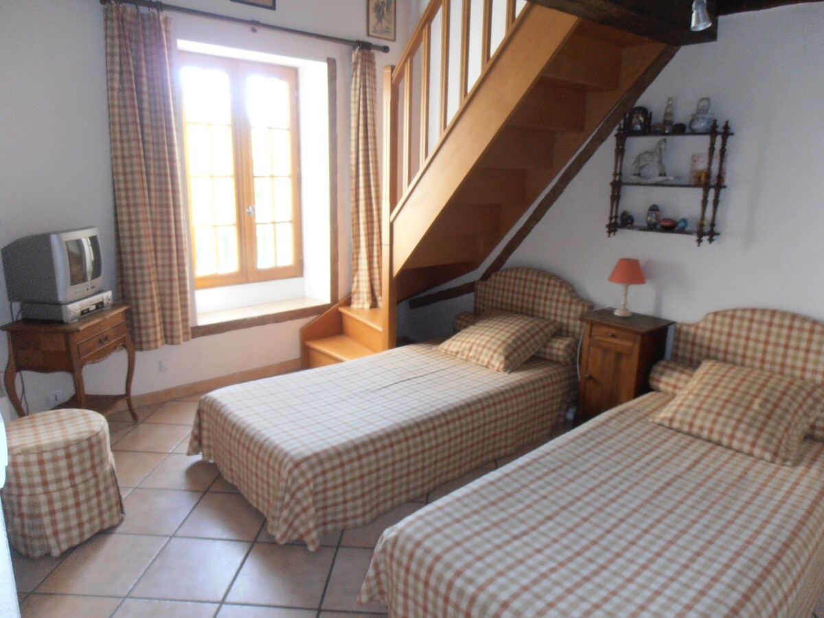 חדר מס '3 "Les Clos" הוא חדר חולף. ליד גרם המדרגות שלו אנחנו ניגשים לקומה השנייה שמציעה לכם את חדר המשחקים מס '2 ו -3 חדרי שינה אחרים. 