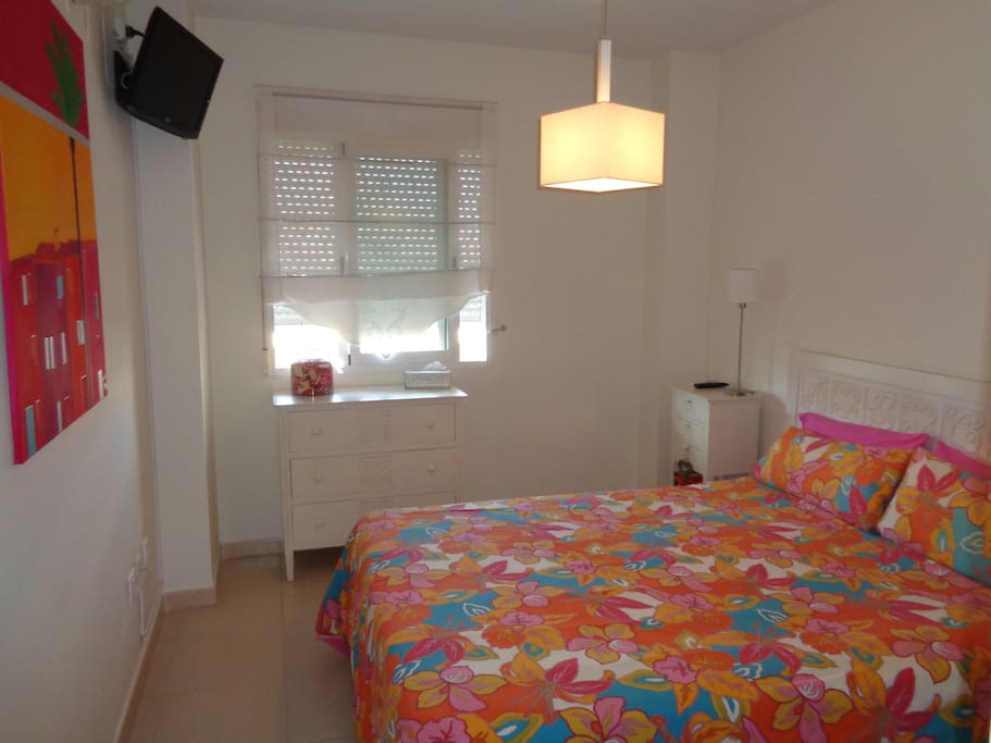 Schlafzimmer mit Doppelbett und Fernsehen