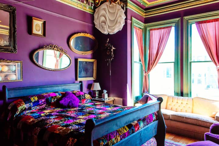 เตียงคิงไซส์ที่อบอุ่นช่วยให้คุณซ่อนตัวอยู่ในห้องสีม่วงได้