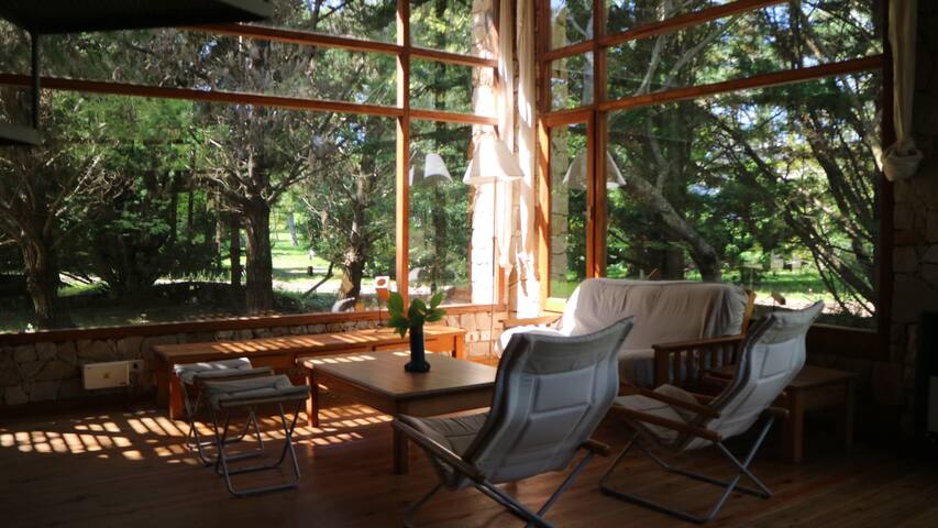 Casa de luz, integrada al bosque, a 150m del mar