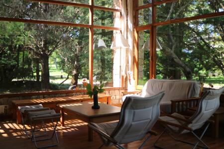 Casa de luz, integrada al bosque, a 150m del mar