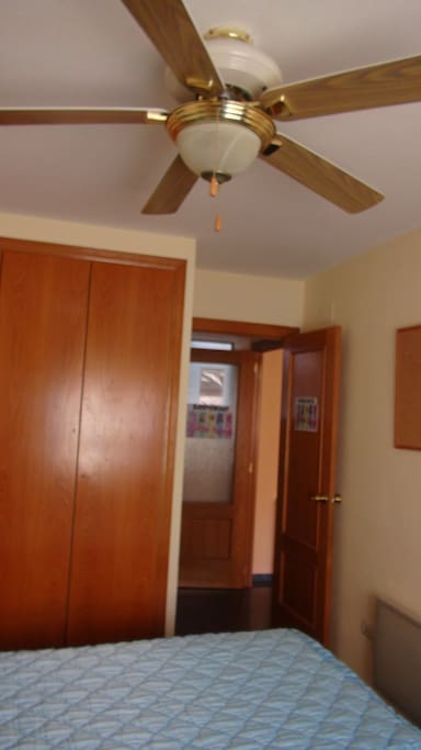 ventilador de techo y calefacción de pared, ideal tanto para los días de mas calor como para los dias de mas frio.