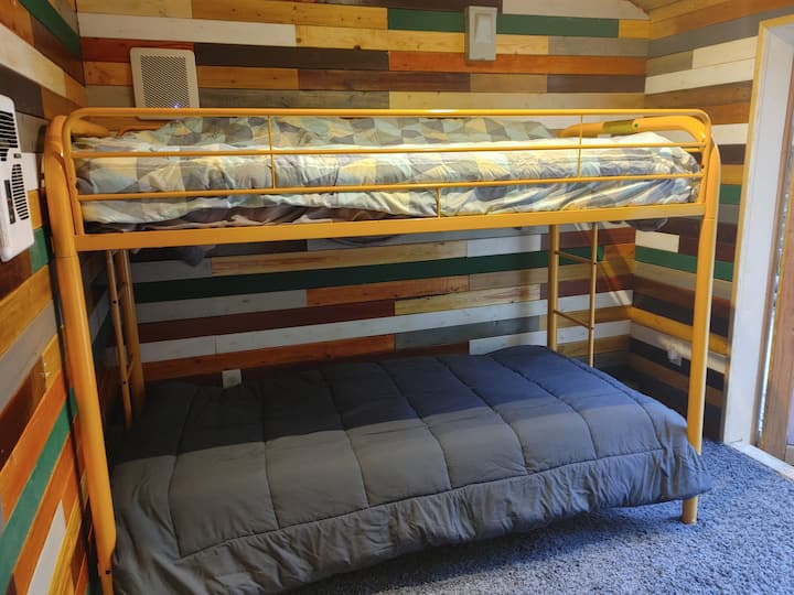 Ორსართულიანი საწოლი ბუნკერში
