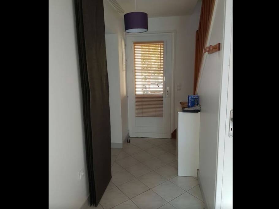 entrée avec douche à l'italienne à gauche