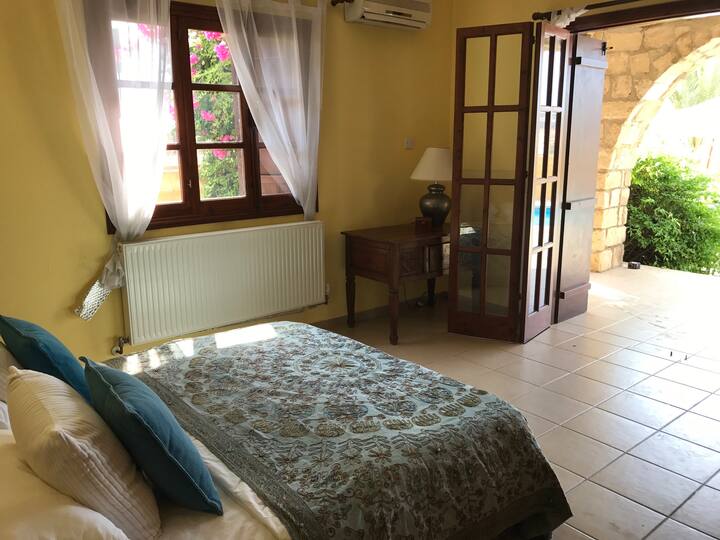 غرفة النوم المزدوجة الثانية المؤدية مباشرة إلى حمام السباحة 