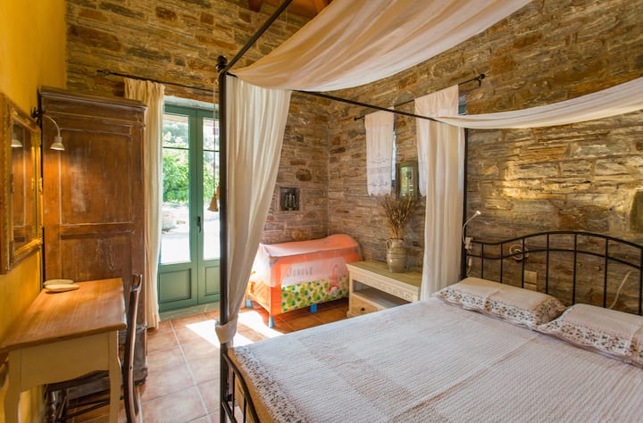 Hay un corralito en una habitación y una cuna disponibles en la habitación de la segunda planta baja.