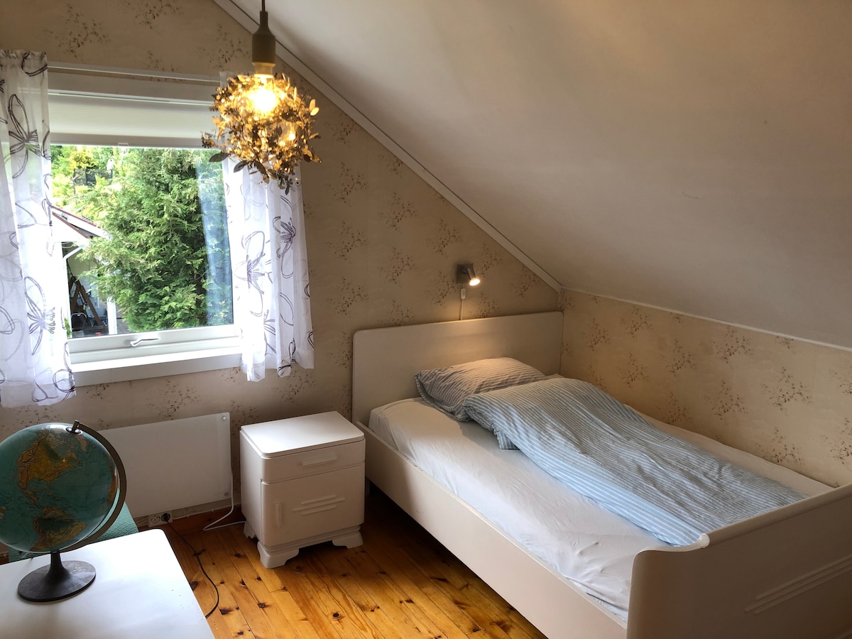 寝室4.
ベッド125 cm * 185 cm。広々としたシングルベッドまたは狭いダブルベッド。