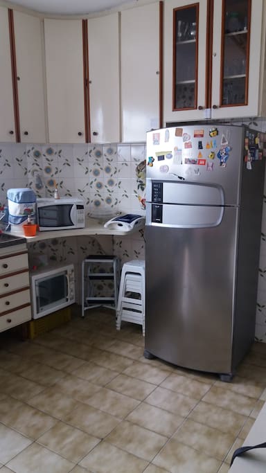Cozinha com armários embutidos e eletrodomésticos