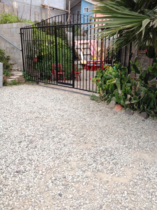 Esta es la entrada a este Hogar, cuenta con espacio suficiente para tres autos.